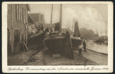17214 Afbeelding van de verwoestingen door de storm van 13/14 januari 1916 in de haven van Spakenburg (gemeente ...